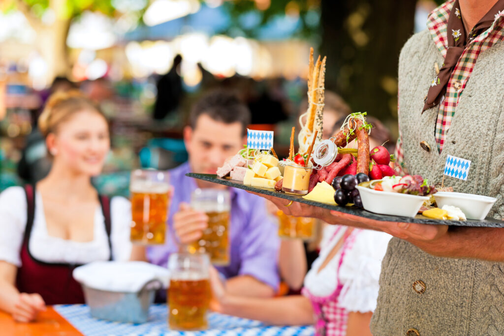 Brotzeit im Biergarten in Bayern