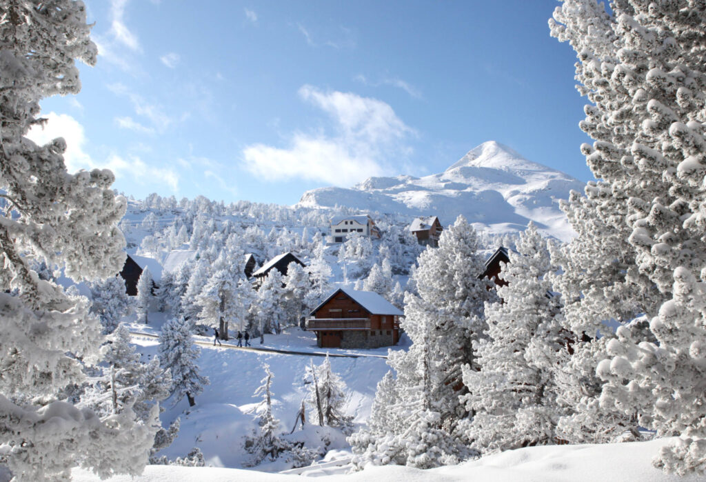 Winterliche Schneelandschaft mit Skihütte